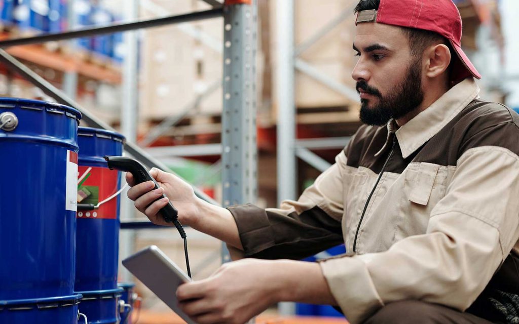 Operario haciendo control de calidad a materiales de construcción