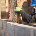 Constructor haciendo un muro con ladrillos ecológicos de hempcrete