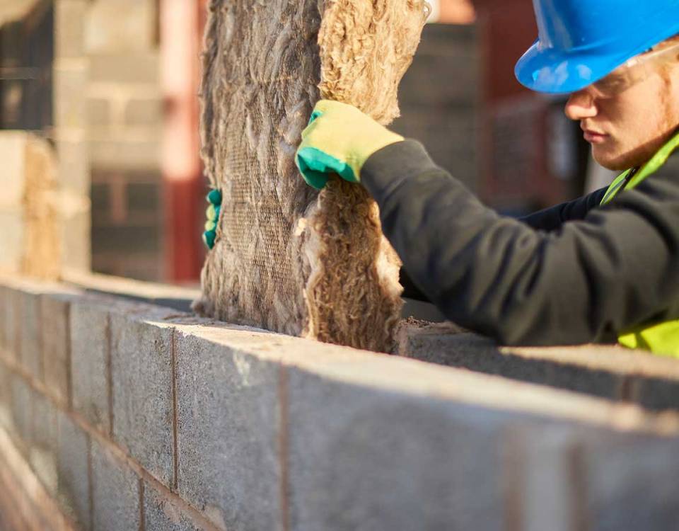 Constructor haciendo un muro con ladrillos ecológicos de hempcrete