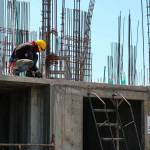 Construcción en Colombia de vivienda.. Trabajador de la construcción en una obra en proceso