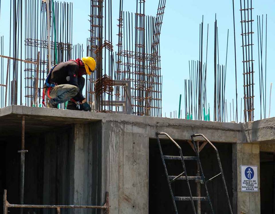 Construcción en Colombia de vivienda.. Trabajador de la construcción en una obra en proceso