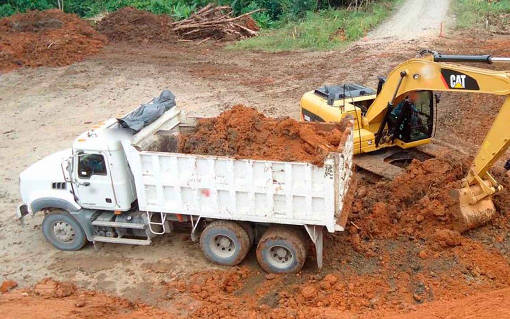 Volqueta para el transporte de arena a una construcción