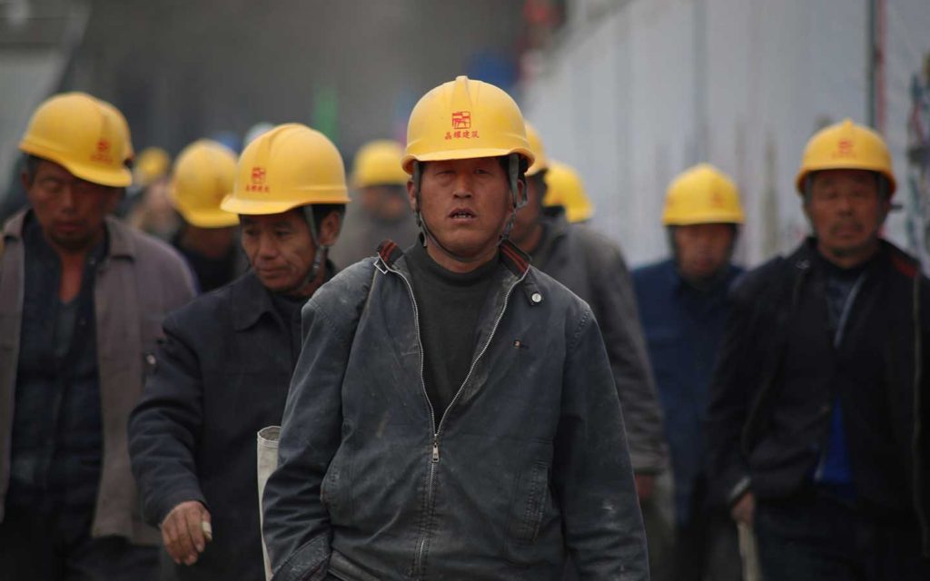 Hombres saliendo de una construcción