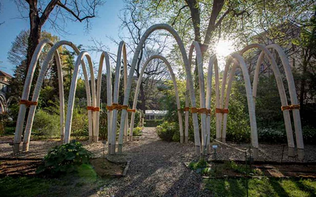 Jardín Circular en Milán, construído con ladrillos de hongos
