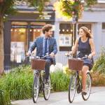 ciudades del futuro pareja al trabajo en bicicleta