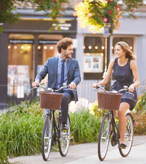 ciudades del futuro pareja al trabajo en bicicleta